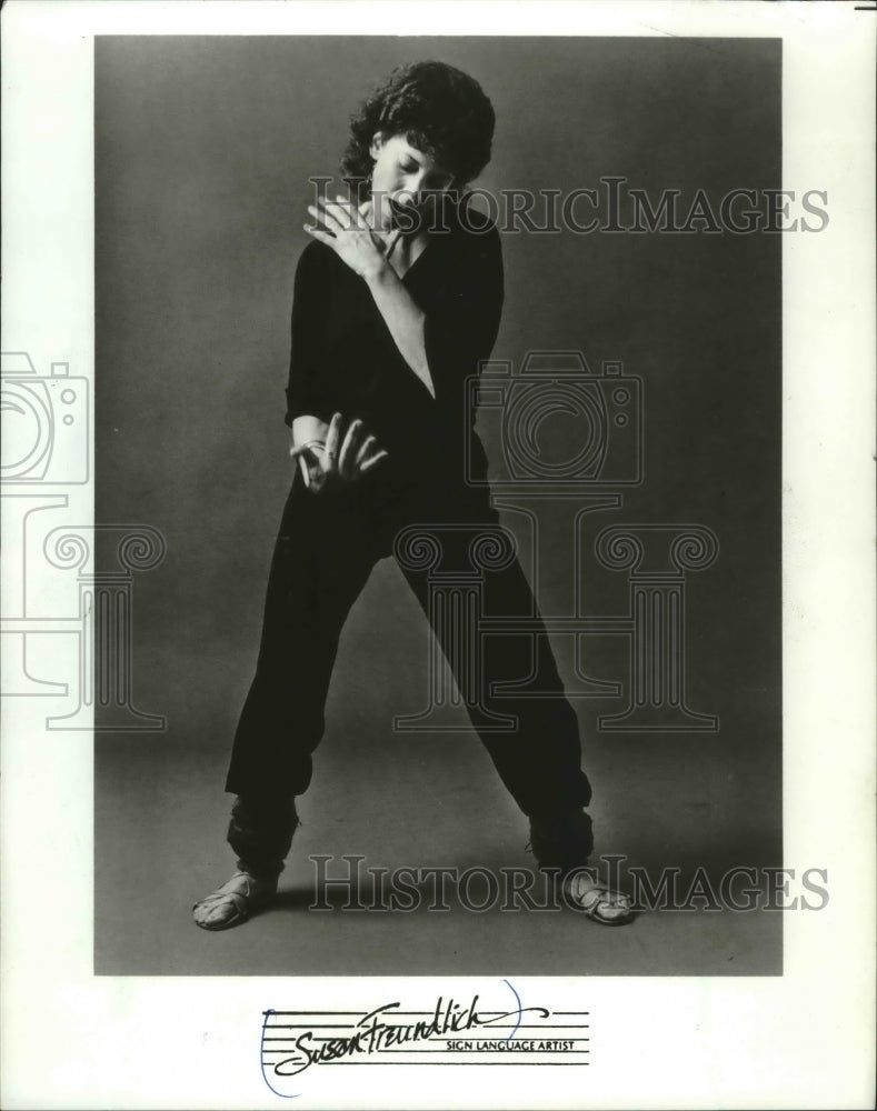 1984 Press Photo Susan Freundlich Rehearses Movements In Interpreting Concerts-Historic Images