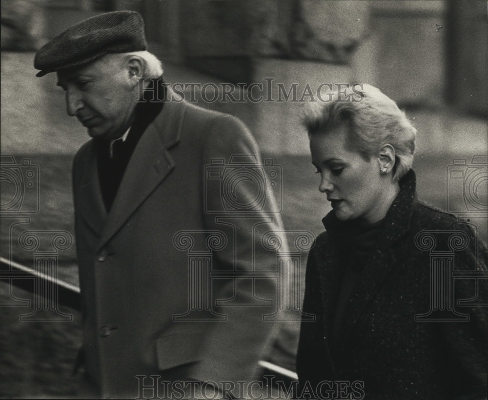 1990 Press Photo Actress Lynette Harris Walks With Man Up The Stairs - mjp20164 - Historic Images