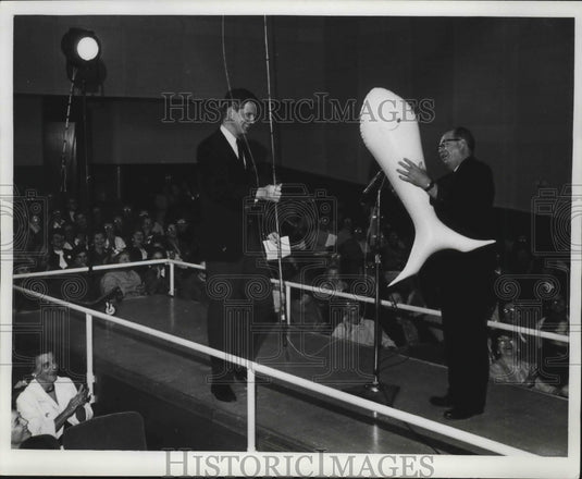 1967 Press Photo Gordon Hinkley fake fishing with journal employee. - Historic Images