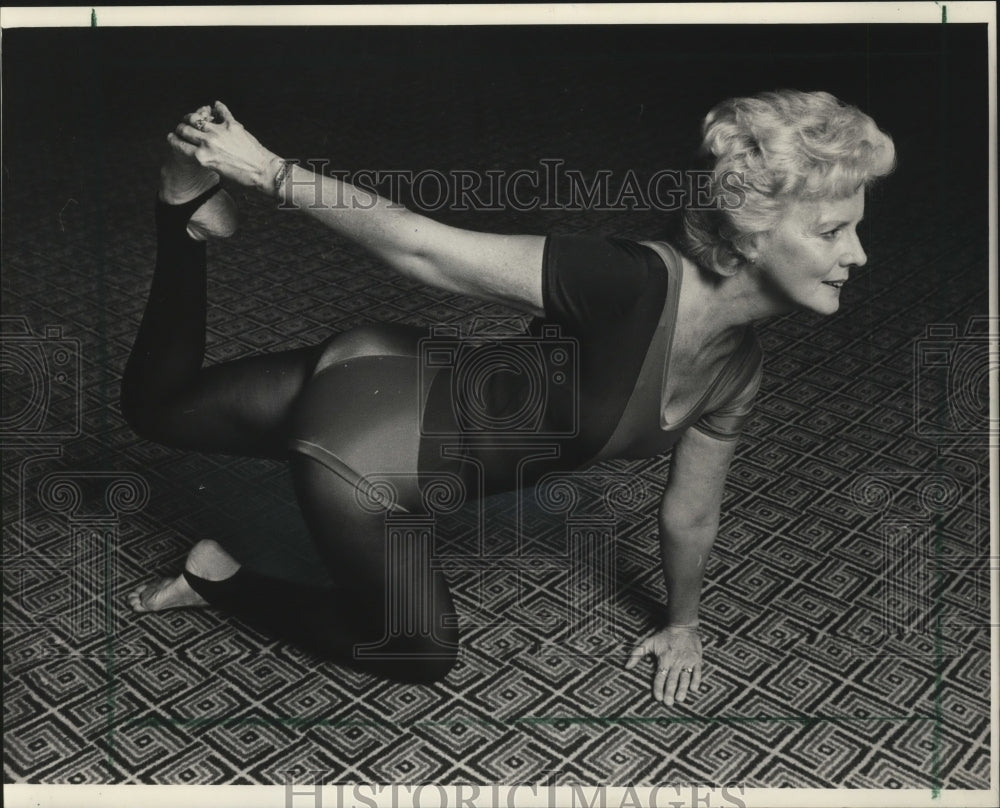 1983 Press Photo Kathleen Hitchcock demonstrating yoga technique, Milwaukee - Historic Images