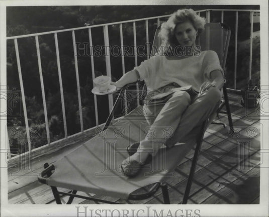1984 Press Photo Actress Terry Hartford as Laura in "Falcon Crest" - mjp20245-Historic Images