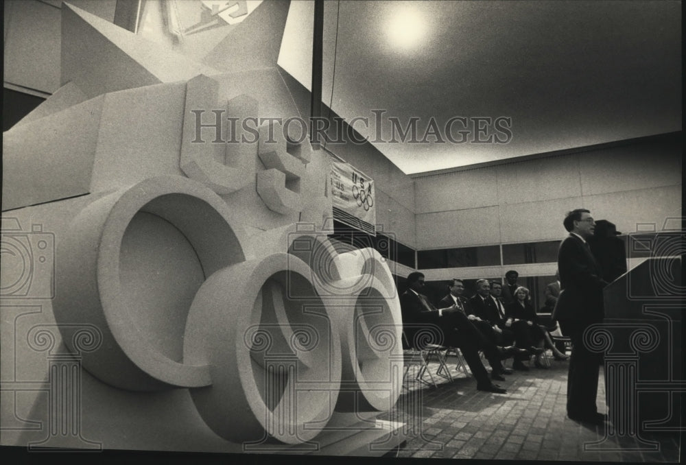 1987 Press Photo Frederick Stratton Jr. announces sponsorship at ceremony - Historic Images
