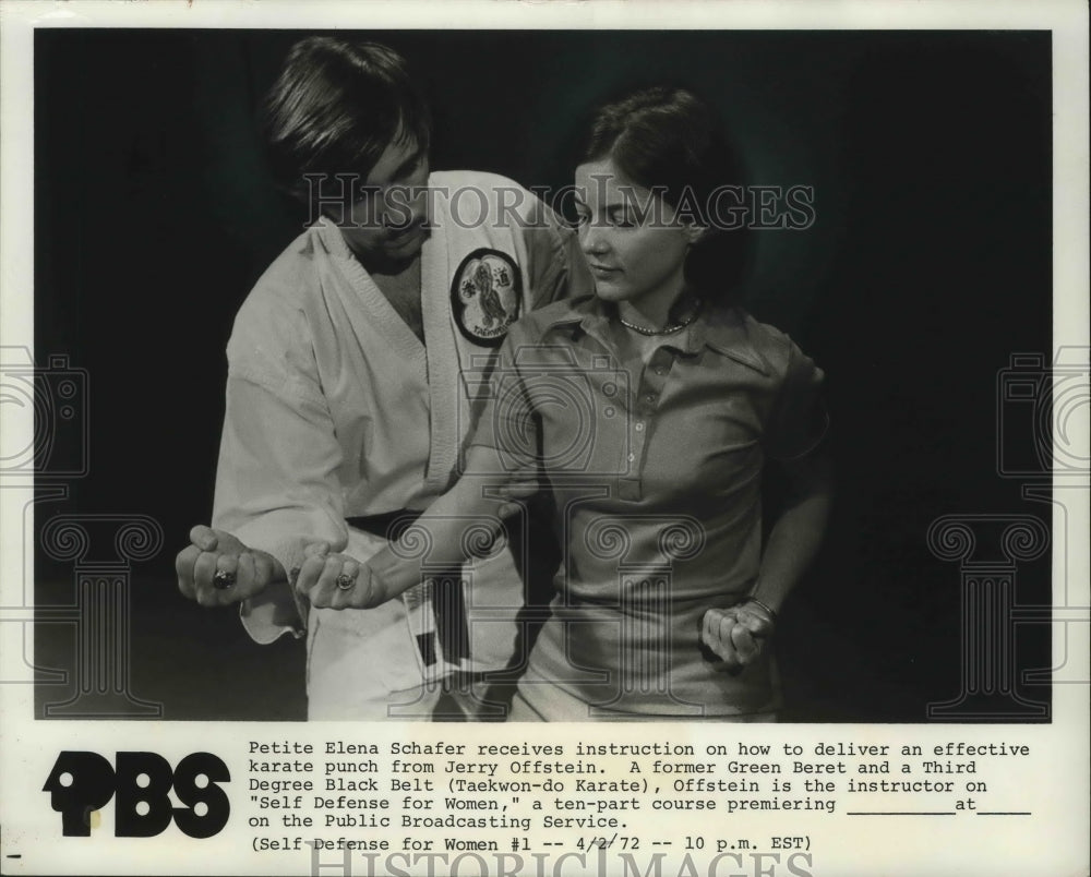 1972 Press Photo Elena Schalter receives karate advice from Jerry Offstein- Historic Images