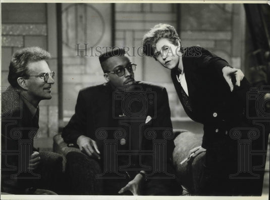 1990 Press Photo Producer Marla Kell Brown & Arsenio Hall During Talk Show Break - Historic Images