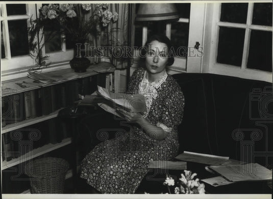 1989 Press Photo Author Margaret Mitchell in Atlanta with congratulation letters - Historic Images