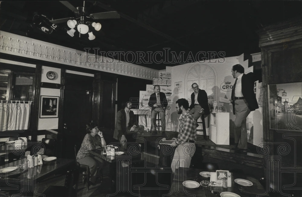 1982 Press Photo Actors and stage managers at Tuesday&#39;s Cafe in Milwaukee - Historic Images