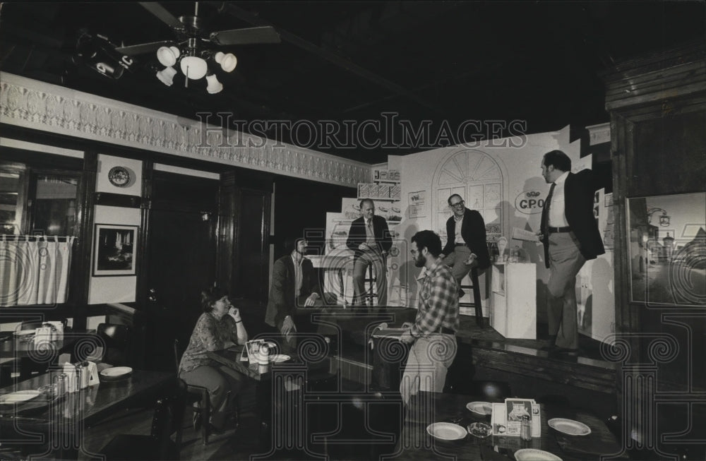 1982 Press Photo Actors and stage managers at Tuesday's Cafe in Milwaukee - Historic Images