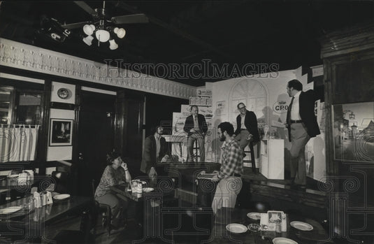 1982 Press Photo Actors and stage managers at Tuesday's Cafe in Milwaukee - Historic Images