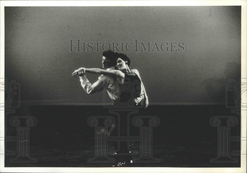 1994, Performance from the Hubbard Street Dance Chicago - mjp20327 - Historic Images