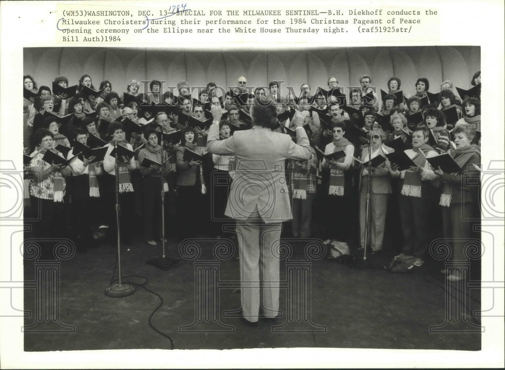1984 Press Photo B.H. Diekhoff Conducting Milwaukee Choristers at Rehearsal-Historic Images