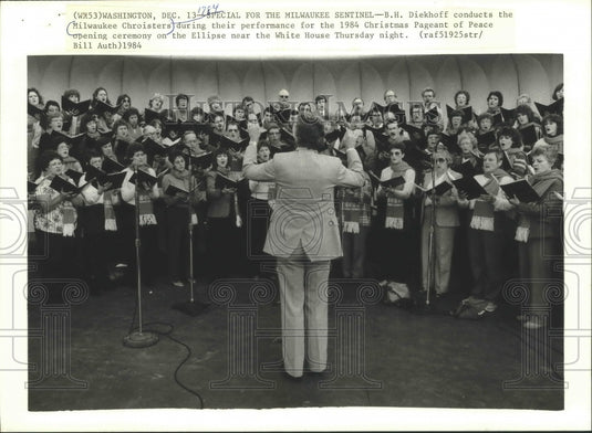 1984 Press Photo B.H. Diekhoff Conducting Milwaukee Choristers at Rehearsal-Historic Images