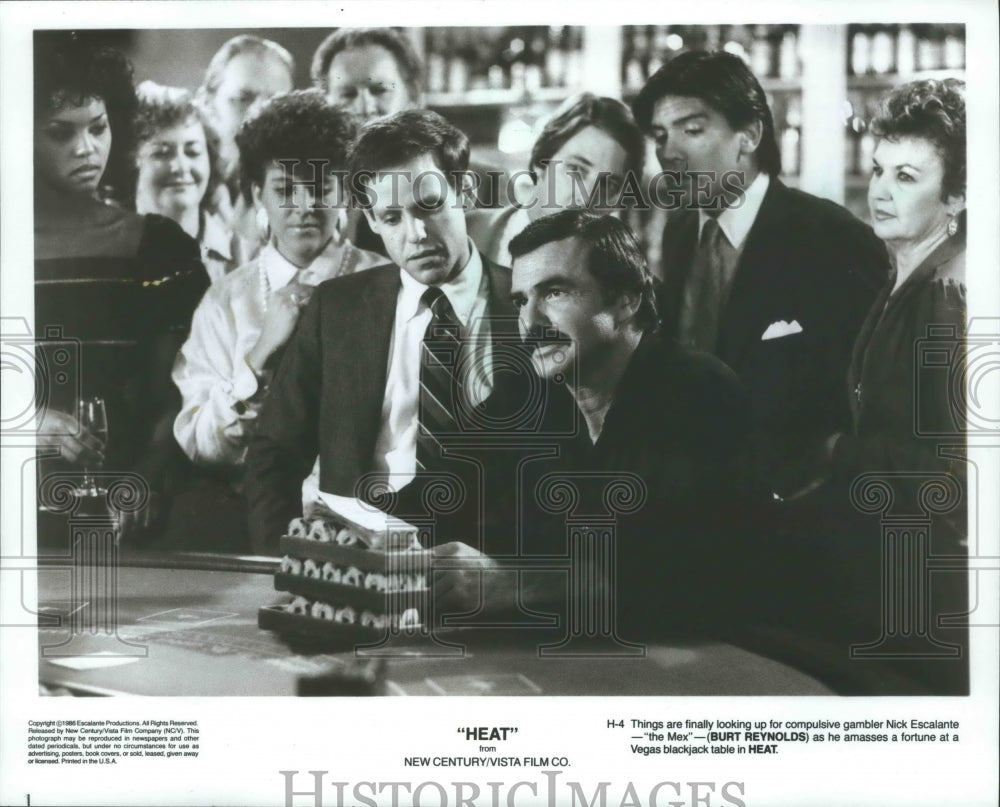 1987 Press Photo Burt Reynolds and cast of &quot;Heat&quot; at Vegas blackjack table-Historic Images