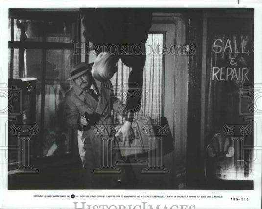 1984 Press Photo Burt Reynolds encounters a body in a scene from "City Heat"-Historic Images