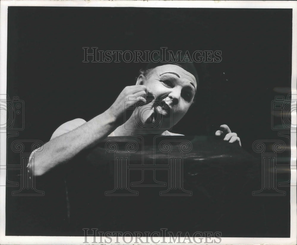 1965 Press Photo Mime Frans Reynders' performing surgeon routine, Milwaukee- Historic Images