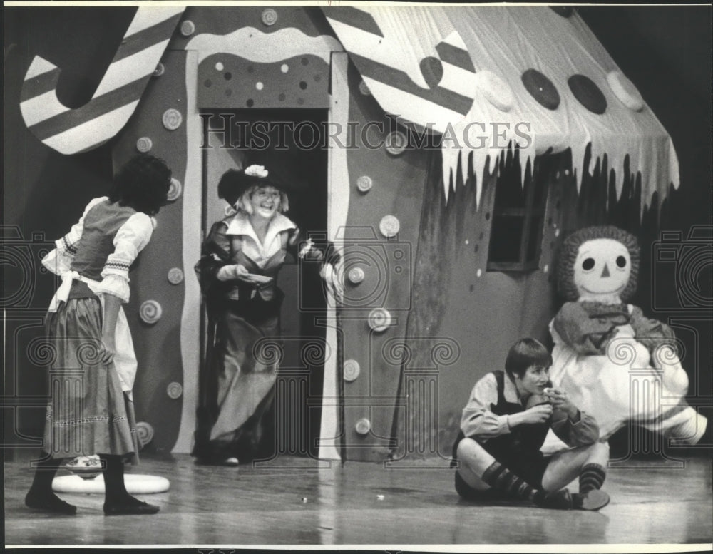 1980 Press Photo &quot;Hansel &amp; Gretel&quot; Milwaukee Opera Company Play, Jeanne Campbell - Historic Images