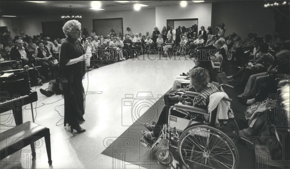 1982 Press Photo Hildegarde Entertains Mount Carmel Nursing Home Residents - Historic Images