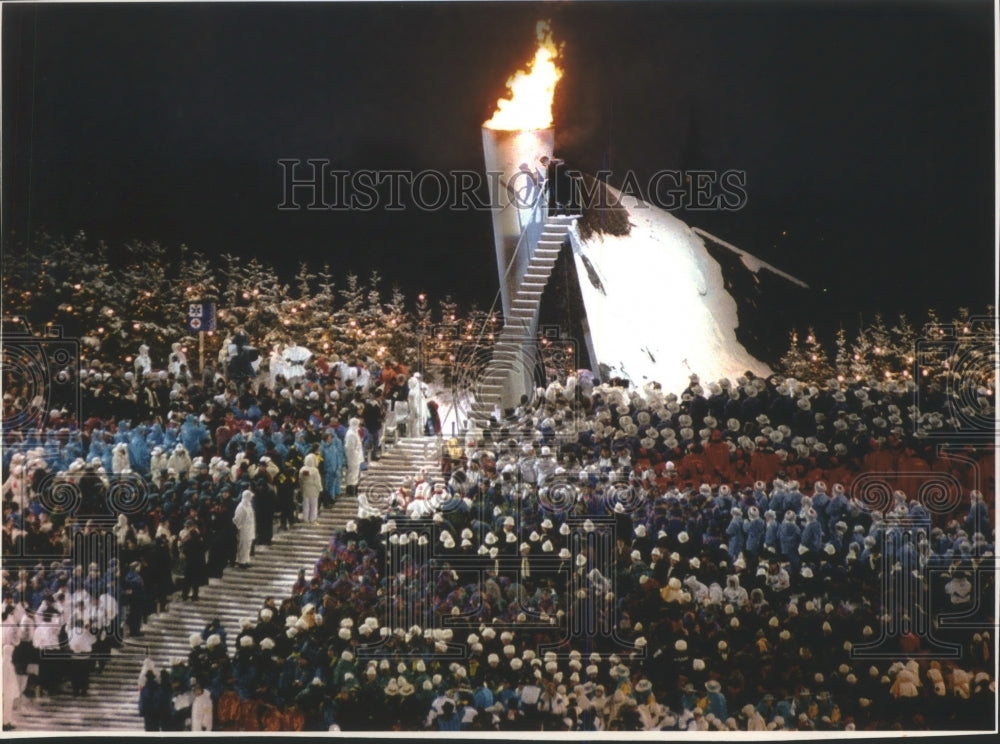 1994 Press Photo Spectators at Lillehammer Olympic Park watch Olympic flame - Historic Images