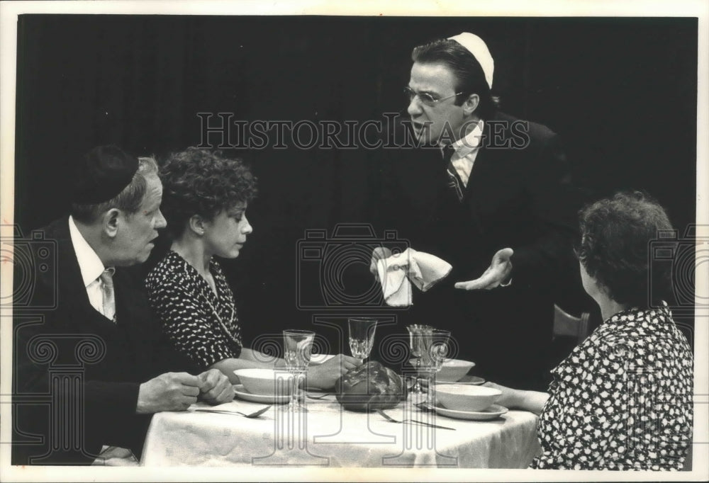 1989 Press Photo Lee Ernst and others, &quot;The Immigrant&quot; Milwaukee Chamber Theater - Historic Images