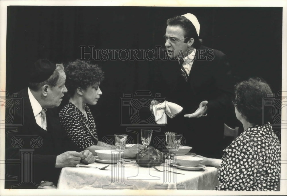 1989 Press Photo Lee Ernst and others, "The Immigrant" Milwaukee Chamber Theater - Historic Images