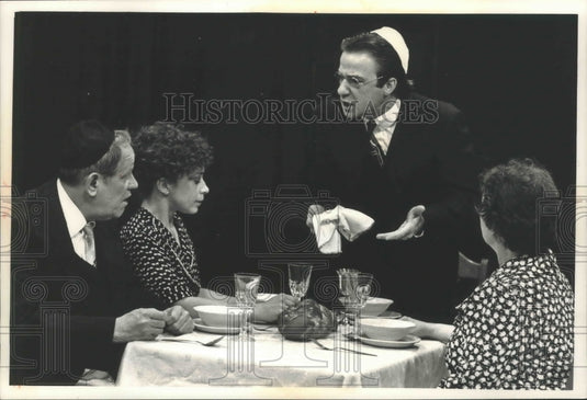 1989 Press Photo Lee Ernst and others, "The Immigrant" Milwaukee Chamber Theater - Historic Images