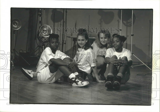 1992 Press Photo Warner Cable Hang Tough video winners, Milwaukee - mjp20446 - Historic Images