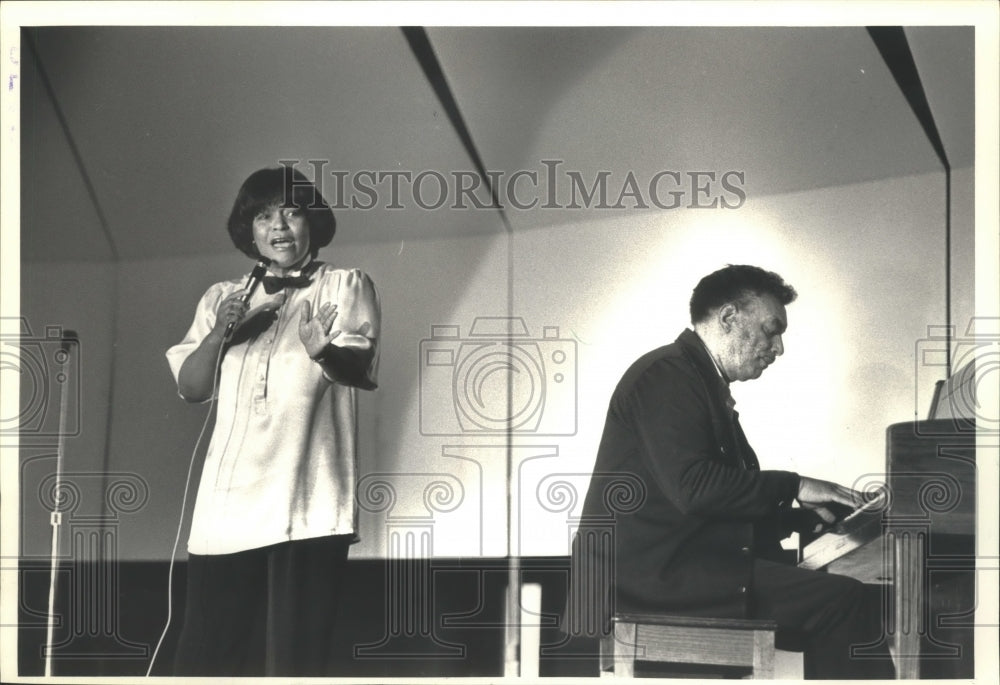 1988 Press Photo Manty Ellis, Jessie Hauck Performing at Oconomowoc High School - Historic Images