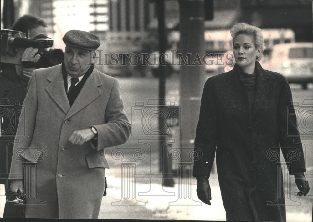 1990 Press Photo Lynette Harris Arriving at Federal Court in Milwaukee Wisconsin - Historic Images