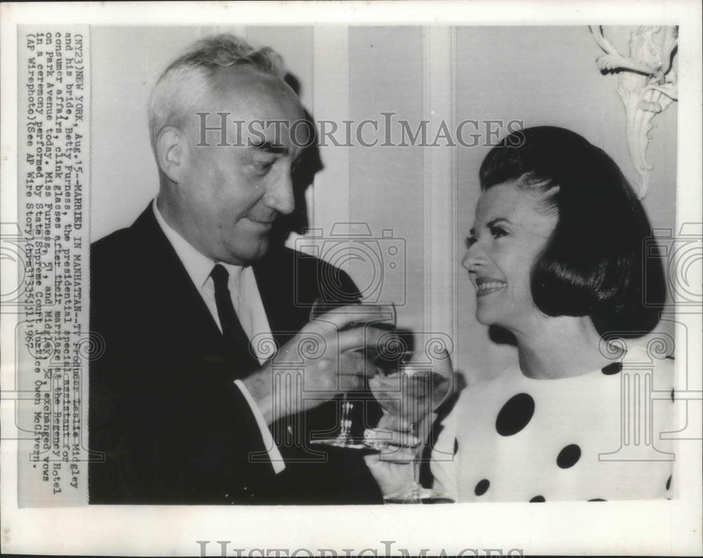 1967, Producer Leslie Midgley &amp; his bride, Betty Furness in New York - Historic Images