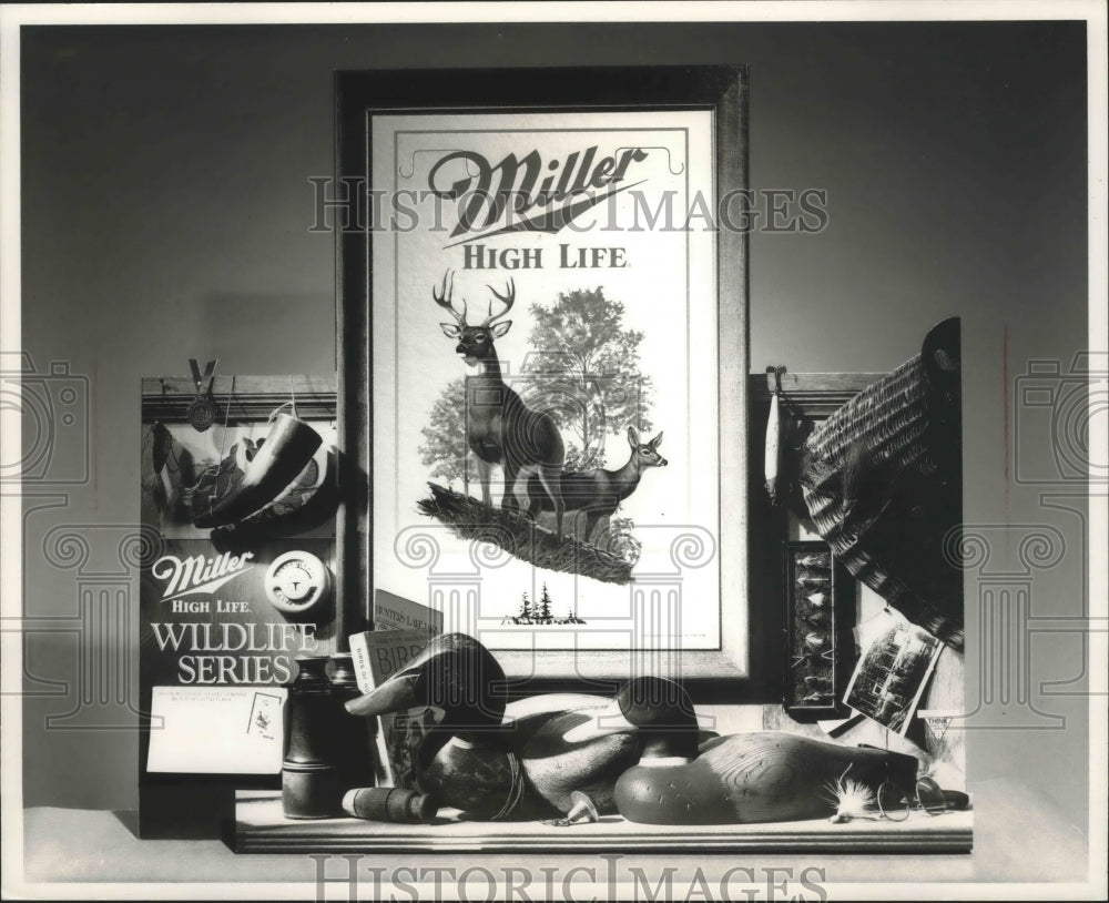 1990 Press Photo Miller Brewing Co. of Milwaukee&#39;s second wildlife plaque - Historic Images