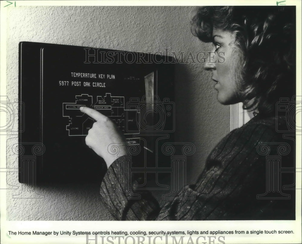1987 Press Photo Woman shows Unity&#39;s system features touch-screen commands.-Historic Images