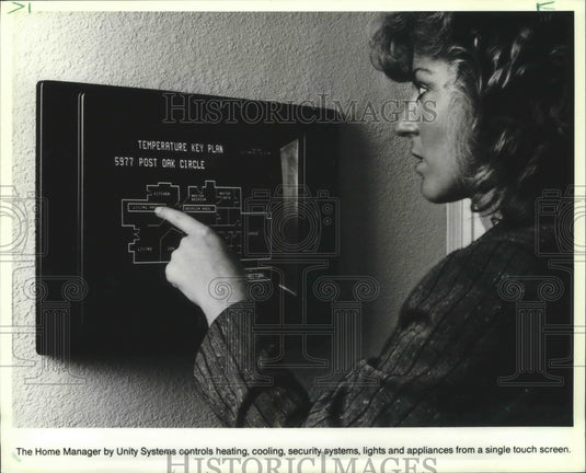1987 Press Photo Woman shows Unity's system features touch-screen commands.-Historic Images