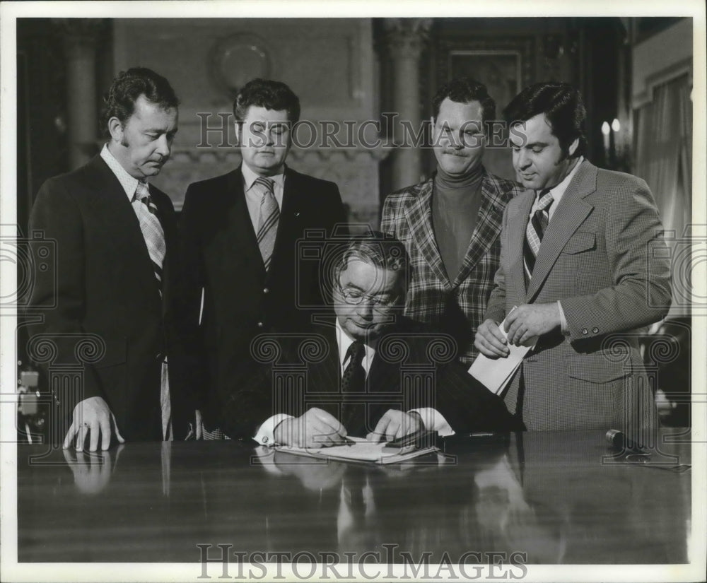 1974 Press Photo Congressman sign documents. - Historic Images