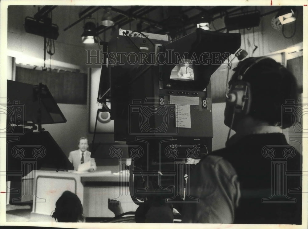 1984 Press Photo Tom Hooper live in Channel 6 studio. - mjp20583-Historic Images