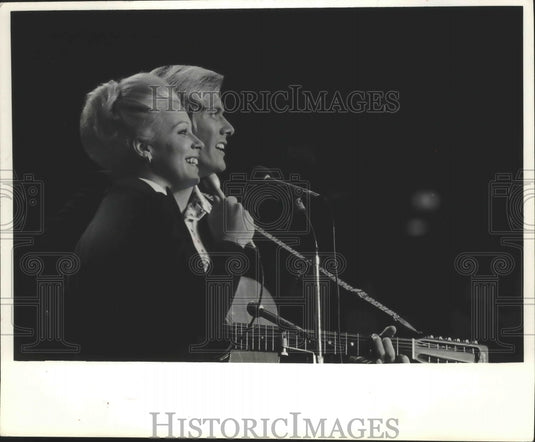 1975, Bob & Jane Henley, Elmbrook Church musical pair - Historic Images