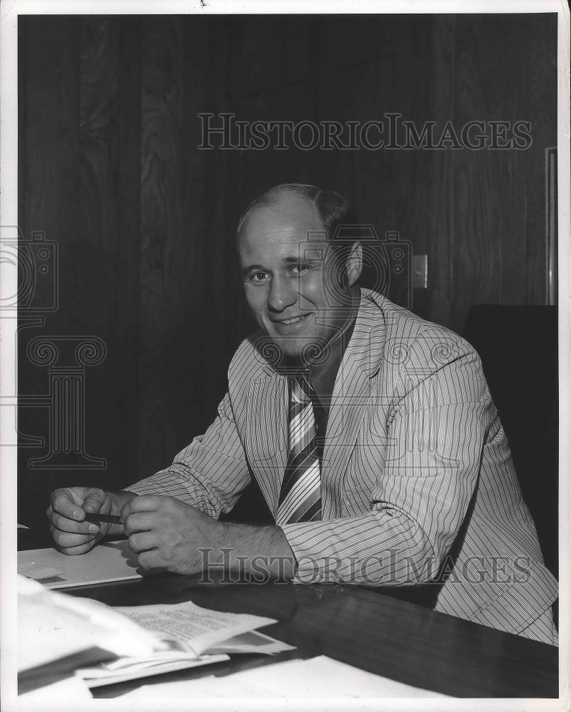 Press Photo Wisconsin American Companies, Inc. President John L. Owens At Desk - Historic Images