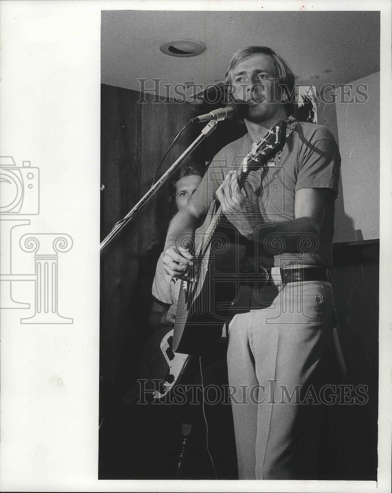 1976 Press Photo Singer Bill Hogan Plays Guitar On Stage At The Marriott Inn - Historic Images