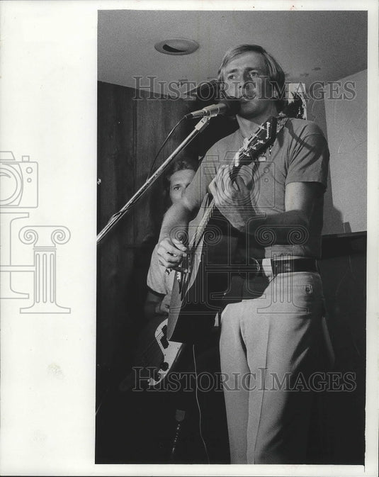 1976 Press Photo Singer Bill Hogan Plays Guitar On Stage At The Marriott Inn - Historic Images