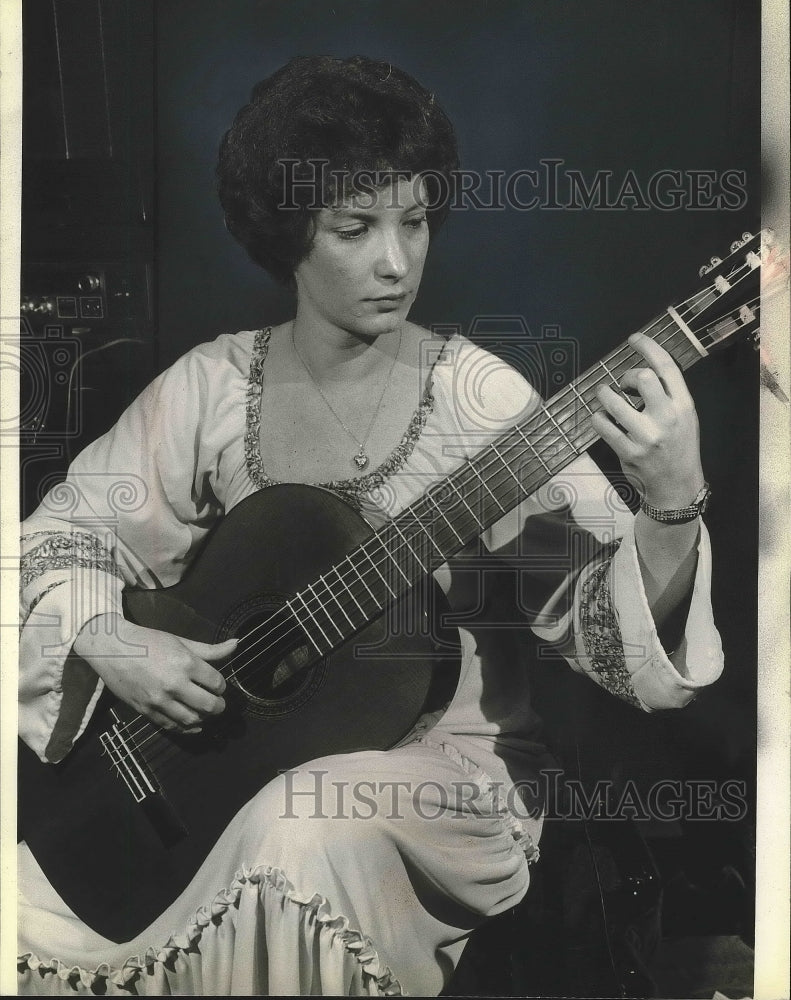 1980 Press Photo Guitarist Susan Gulick Plays Guitar - mjp20686 - Historic Images