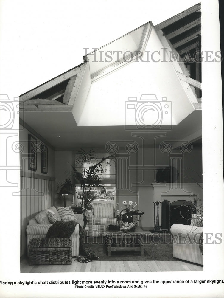 1995 Press Photo Flaring a skylight's shaft distributes light more evenly - Historic Images