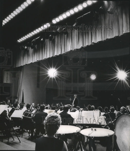 1961 Press Photo Milwaukee Civic orchestra illuminated by stage lights - Historic Images