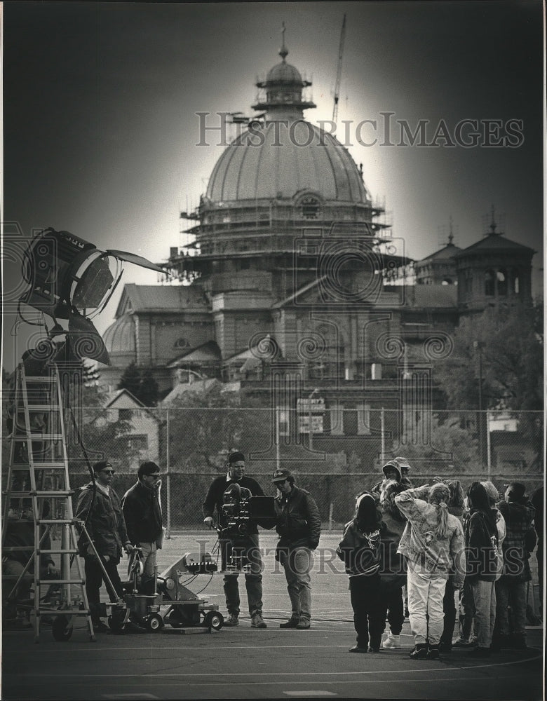 1992 Press Photo Crew members of film studio film children at Riley School - Historic Images