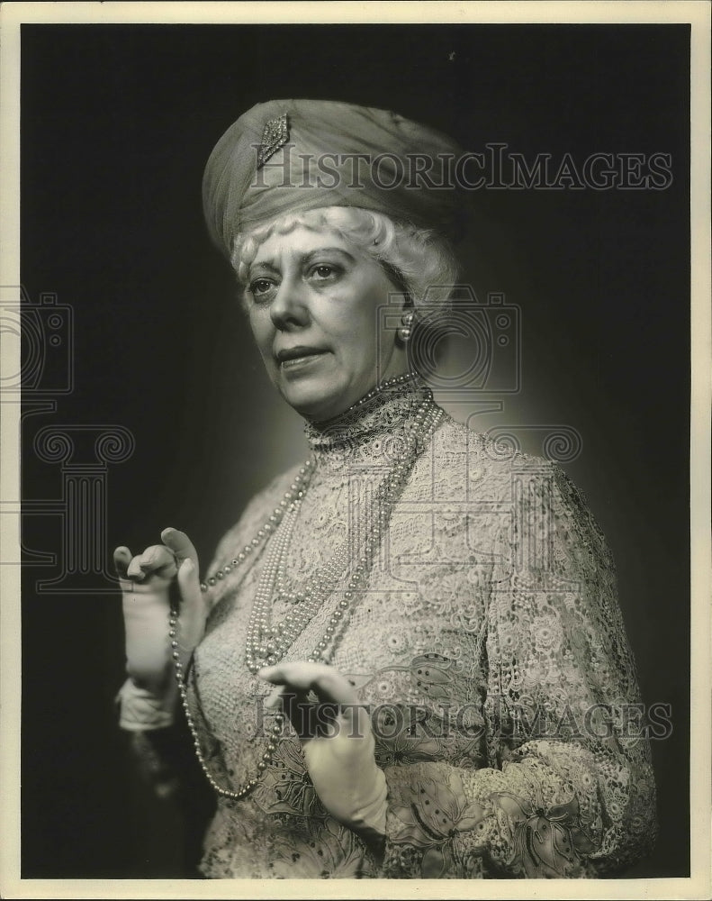 1938, Ethel Owen poses as Queen Mary for a photograph - Historic Images