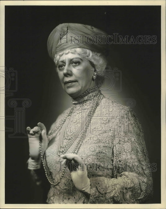 1938, Ethel Owen poses as Queen Mary for a photograph - Historic Images