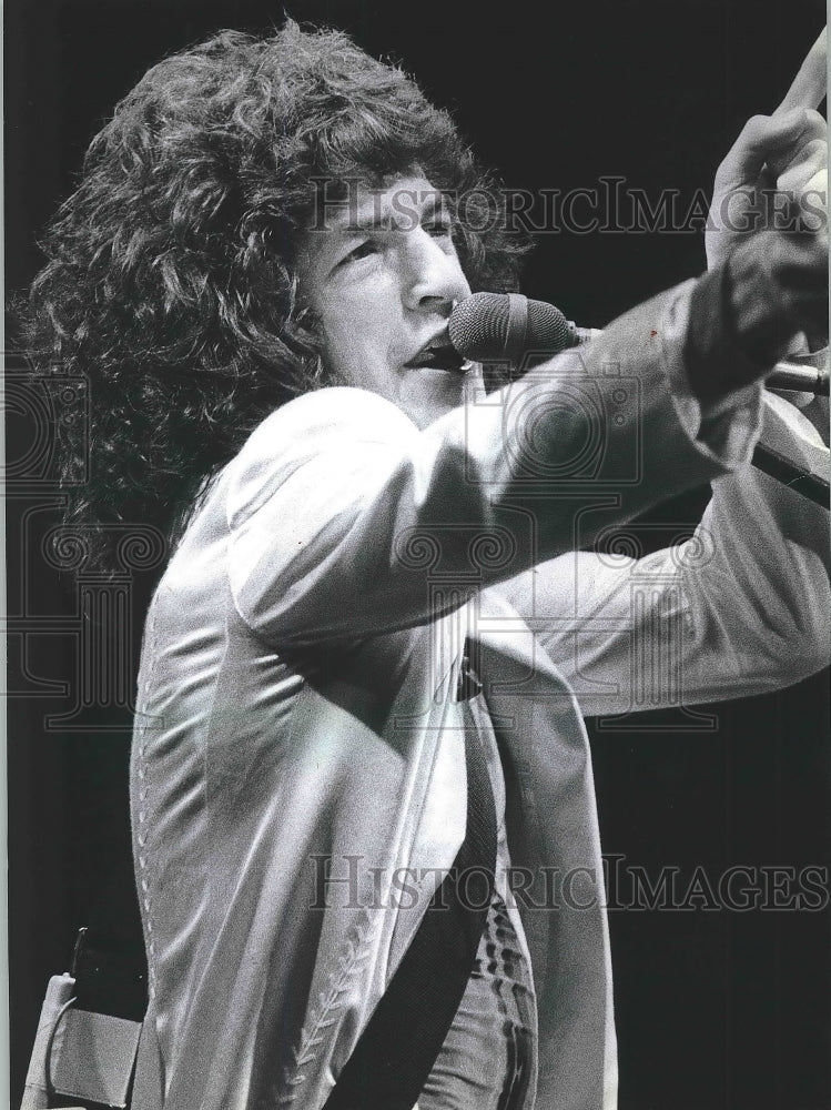 1981, Kevin Cronin of REO Speedwagon on stage - mjp20860 - Historic Images