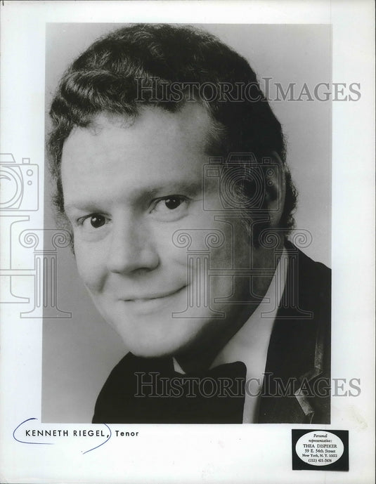 1975, Opera Tenor singer Kenneth Riegel singer in comic opera. - Historic Images