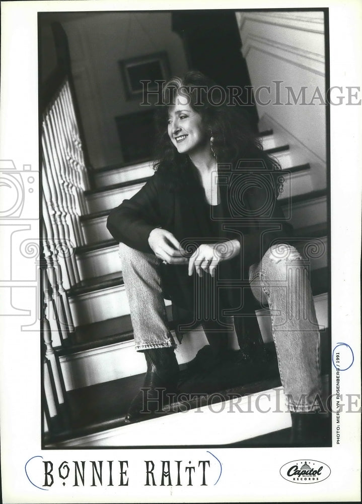 1991 Press Photo Bonnie Raitt, female singer poses on steps. - mjp20892 - Historic Images