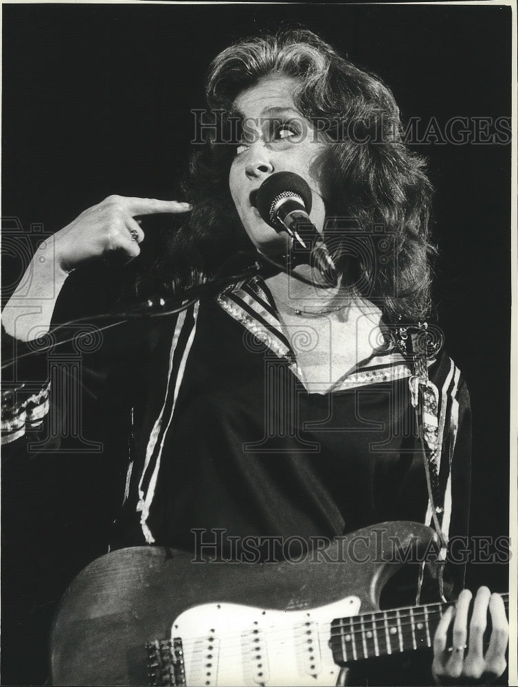 1982 Press Photo Bonnie Raitt, on main stage, Summerfest, Milwaukee - mjp20895-Historic Images