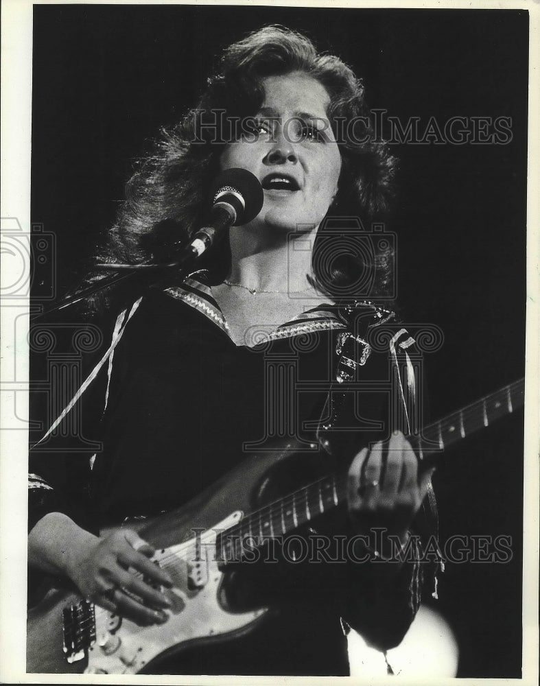 1982, Singer, Bonnie Raitt, at Summerfest, Milwaukee - mjp20899 - Historic Images