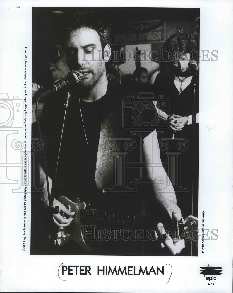 1994, Singer, musician, Peter Himmelman playing guitar - mjp21124 - Historic Images