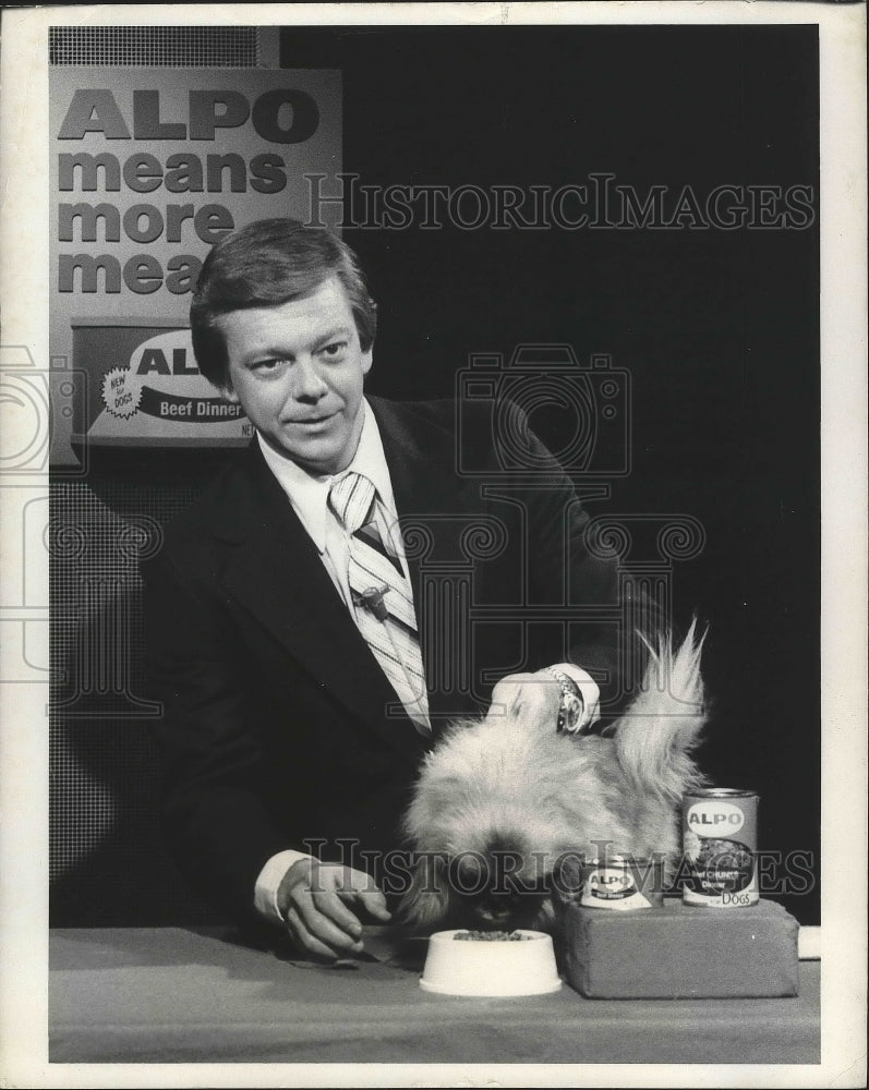 1976 Press Photo Jim Hartz, &quot;Today&quot; show host, doing Alpo dog food commercial- Historic Images